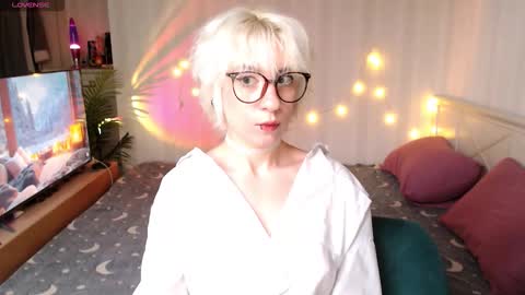 Snapshot of obedientt_ chatting on 5, 12, 2025 Moonlight online show from 5, 12, 2025
