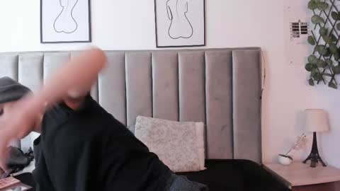 Sara Help me reach 1000 followers online show from 14, 4, 2026