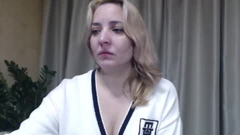 Snapshot of ohsweetmari chatting on 4, 12, 2025 Mari online show from 4, 12, 2025