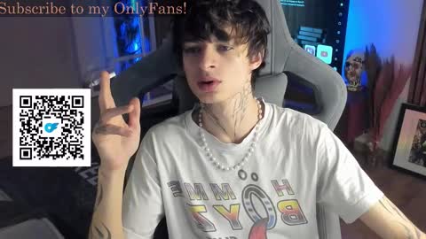 Snapshot of oliverrgroove chatting on 8, 11, 2025 oliverrgroove online show from 8, 11, 2025