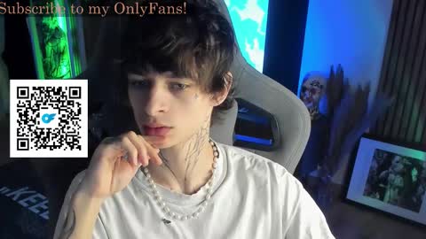 Snapshot of oliverrgroove chatting on 15, 11, 2025 oliverrgroove online show from 15, 11, 2025