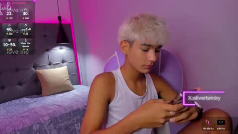 Snapshot of olivertwinky_ chatting on 12, 9, 2025 Oliver online show from 12, 9, 2025