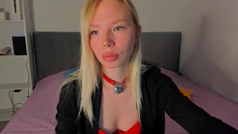 Snapshot of olivia_bells chatting on 16, 11, 2025 Olivia 3 online show from 16, 11, 2025