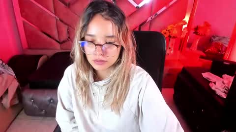 Snapshot of olivia_fox69 chatting on 4, 11, 2025 OLIVIA online show from 4, 11, 2025