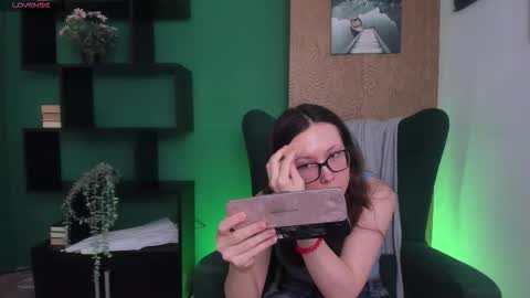 Snapshot of oliviaturner chatting on 16, 12, 2025 Olivia online show from 16, 12, 2025