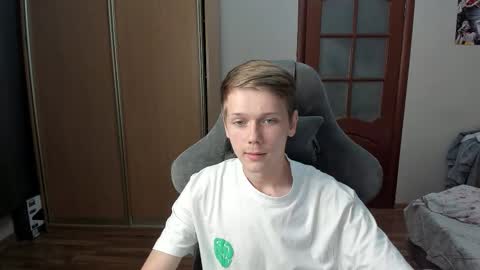 Snapshot of olvr_zoolander chatting on 17, 10, 2025 Oliver and Mira online show from 17, 10, 2025