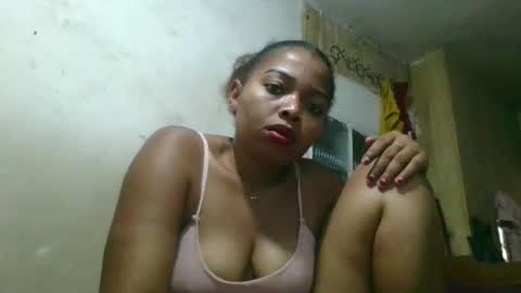 Snapshot of olyvienne90 chatting on 1, 12, 2025 olyvienne90 online show from 1, 12, 2025