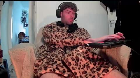 Snapshot of onesieboyx chatting on 4, 3, 2025 onesieboyx online show from 4, 3, 2025