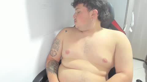 Snapshot of onewhiteboichub chatting on 24, 2, 2025 Andres INDEPENDENT MODEL online show from 24, 2, 2025