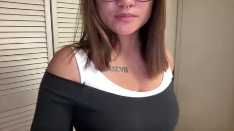 Miss Girly online show from 3, 11, 2025