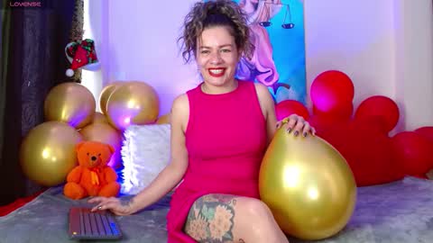 Snapshot of oriana_thomson2 chatting on 15, 12, 2025 Oriana online show from 15, 12, 2025