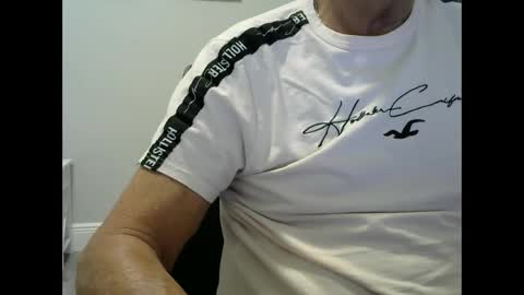 Snapshot of ossibottom chatting on 9, 2, 2025 Ossi online show from 9, 2, 2025