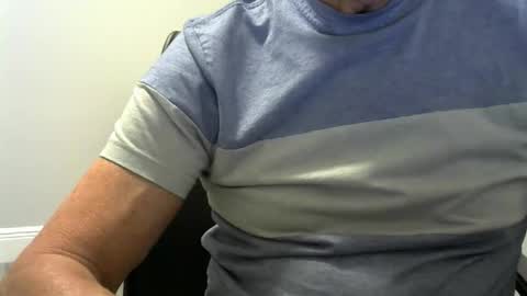 Snapshot of ossibottom chatting on 6, 11, 2025 Ossi online show from 6, 11, 2025