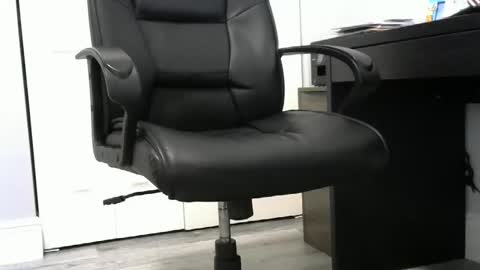 Snapshot of ossibottom chatting on 2, 12, 2025 Ossi online show from 2, 12, 2025