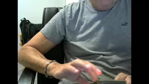 Snapshot of ossibottom chatting on 4, 12, 2025 Ossi online show from 4, 12, 2025