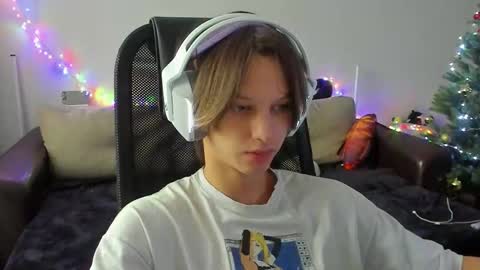 Snapshot of ostin_meoww chatting on 2, 12, 2025 Ostin online show from 2, 12, 2025