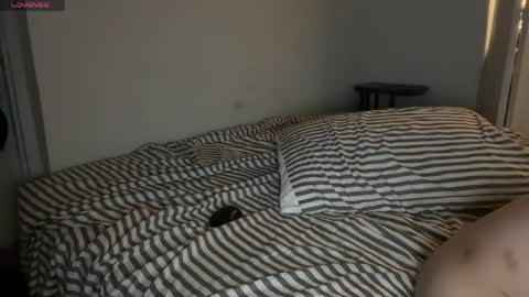 PantsLessTraveler online show from 12, 4, 2026