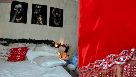 Snapshot of paris_x_hilton chatting on 24, 12, 2024 Paris online show from 24, 12, 2024