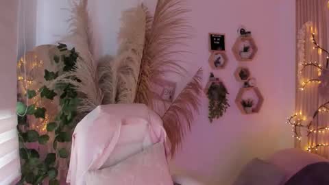 Snapshot of paulinacostello chatting on 3, 12, 2025 Estefania online show from 3, 12, 2025