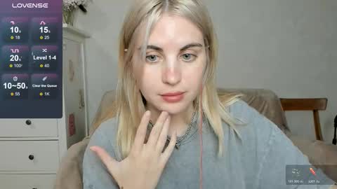 Snapshot of pawwsup1 chatting on 27, 10, 2025 Allisses online show from 27, 10, 2025