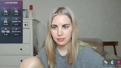 Snapshot of pawwsup1 chatting on 22, 11, 2025 Allisses online show from 22, 11, 2025