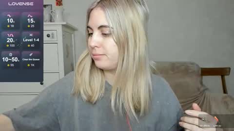 Snapshot of pawwsup1 chatting on 23, 11, 2025 Allisses online show from 23, 11, 2025