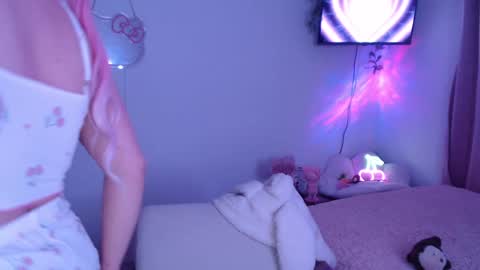 peacherry_ online show from 1, 2, 2025