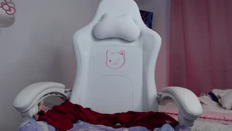 peacherry_ online show from 4, 3, 2025