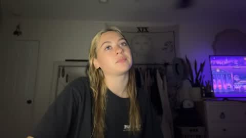 peachesncreampiezz online show from 17, 6, 2026