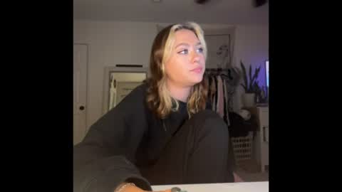 peachesncreampiezz online show from 12, 7, 2026
