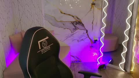 peachy_tay online show from 12, 4, 2026