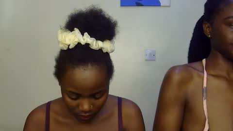 Snapshot of pearl_velvet chatting on 4, 12, 2025 vel online show from 4, 12, 2025