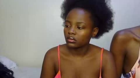 Snapshot of pearl_velvet chatting on 4, 12, 2025 vel online show from 4, 12, 2025