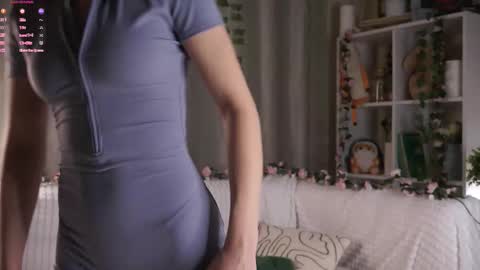 Snapshot of pebee chatting on 5, 12, 2025 Lily online show from 5, 12, 2025