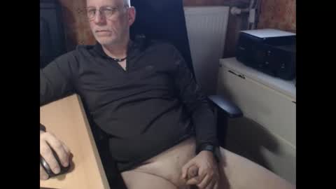 Snapshot of pemue65 chatting on 15, 12, 2025 Pemue65 online show from 15, 12, 2025