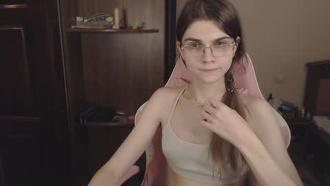 Snapshot of peralez_f chatting on 19, 12, 2024 Farida online show from 19, 12, 2024