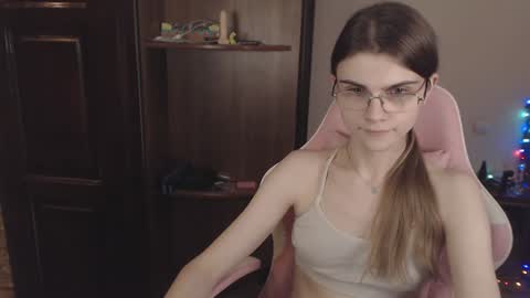 Snapshot of peralez_f chatting on 5, 1, 2025 Farida online show from 5, 1, 2025