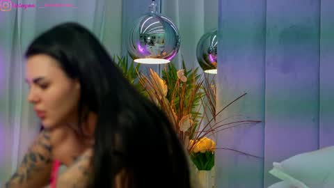 Dee online show from 8, 4, 2026