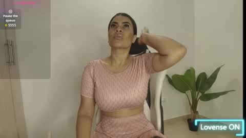 Snapshot of perla_milf4u chatting on 4, 12, 2025 PERLA online show from 4, 12, 2025