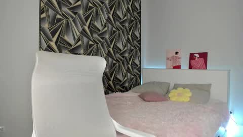 Snapshot of peroona chatting on 4, 12, 2025 Mia online show from 4, 12, 2025