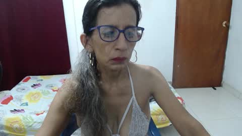 Snapshot of pervert_milf4uu_4 chatting on 30, 10, 2025 luz online show from 30, 10, 2025