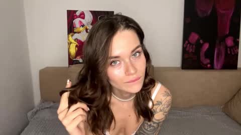 Snapshot of petal_couple chatting on 18, 12, 2025 Oliver and Leona online show from 18, 12, 2025