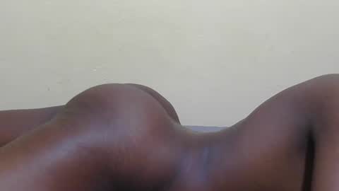 Snapshot of petite_bunni chatting on 6, 7, 2026 petite_bunni online show from 6, 7, 2026