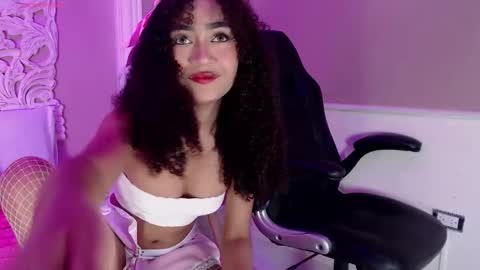 Snapshot of petite_luxury chatting on 11, 10, 2025 petite luxury online show from 11, 10, 2025