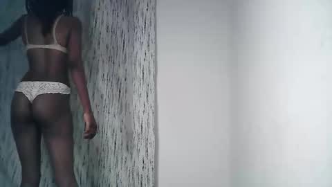 Snapshot of petiteebony_22 chatting on 14, 12, 2025 naughty nova online show from 14, 12, 2025