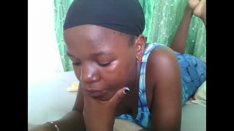 petitesweetchiq online show from 20, 12, 2025