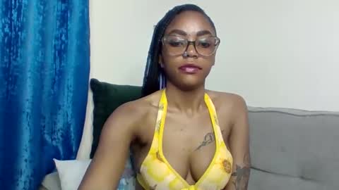 Snapshot of pettite_babe chatting on 6, 11, 2025 Arielle online show from 6, 11, 2025