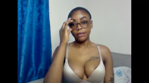 Snapshot of pettite_babe chatting on 17, 12, 2025 Arielle online show from 17, 12, 2025