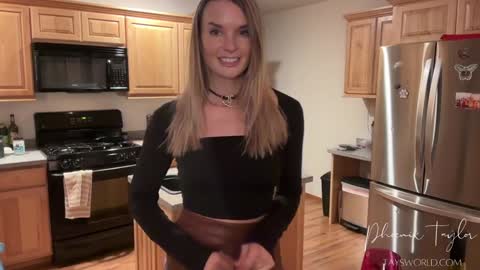 PHOENIX TAYLOR online show from 6, 2, 2026