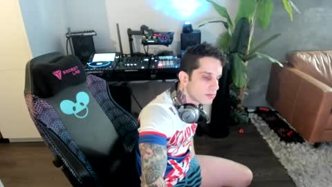 Snapshot of pierrefitch chatting on 25, 2, 2025 Pierre Fitch online show from 25, 2, 2025